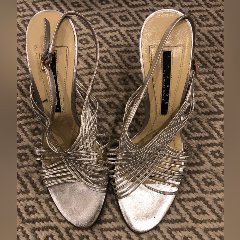 Laundry by Shellie Segal, silver leather strappy sandals. Size 7